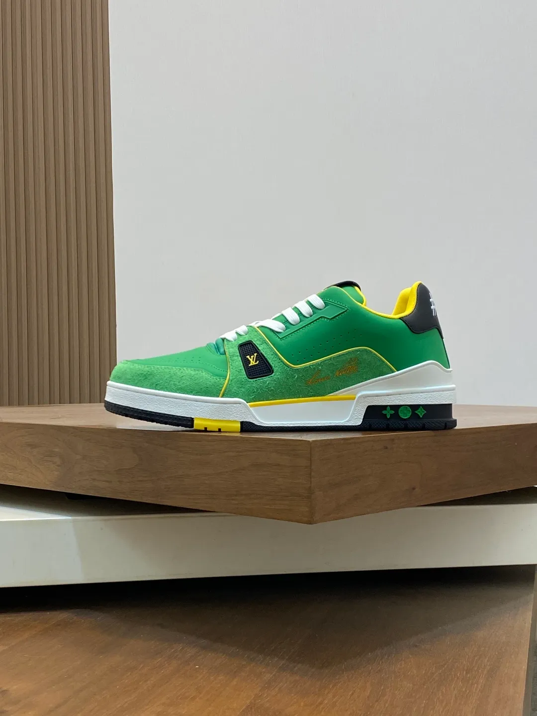 Men's men's shoes 💰820 Lujia New Color Men's 🧍‍♂️trainer sneakers, this LV Trainer sneaker is made of soft grained calfskin, showing pure tones, the #54 logo on the back traces the brand's birth in 1854, the designer's handwritten brand logo embellishes one side, designed by Virgil Abloh himself, a very commemorative sneaker, the new LV Louis Vuitton louis vuitton trainer sneaker low casual sports culture versatile basketball sneakers Size: 35-46 (customized for women 40, men 46)